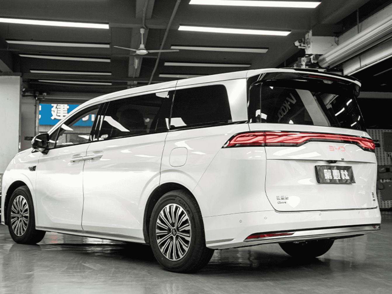 Xevaban.com ở 214 Giải Phóng là đơn vị chuyên cung cấp phụ kiện oto, đồ chơi oto, đồ chơi byd m9, phụ kiện byd m9, xevaban, 214 giải phóng, cánh gió m9, cánh gió sau m9, độ cánh gió m9, cánh gió đuôi xe m9, cánh gió hậu m9.